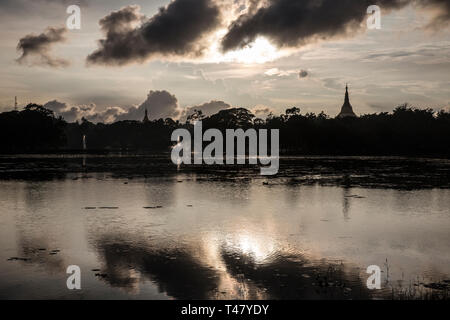 Yangon, Myanmar - 20 septembre 2016 : La pagode Shwedagon vu depuis le Lac Kandawgyi Banque D'Images