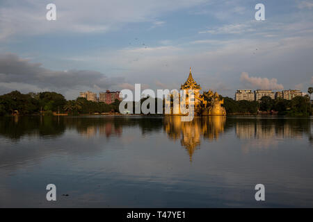 Yangon, Myanmar - 20 septembre 2016 : Palais Karaweik sur le Lac Kandawgyi de frontière Banque D'Images