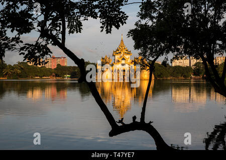 Yangon, Myanmar - 20 septembre 2016 : Palais Karaweik sur le Lac Kandawgyi de frontière Banque D'Images