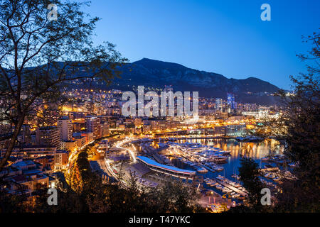 Principauté de Monaco dans la soirée, paysage urbain à la côte de la mer Méditerranée, l'Europe Banque D'Images