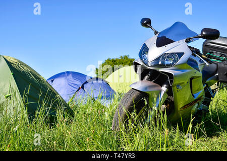 Sportbike gris Honda sur l'herbe verte à la réunion festival de l'été, la Russie Kursk region, Krasnoyarsk, mai 2018. Vue avant Banque D'Images