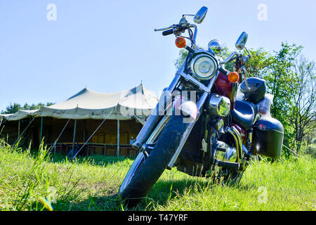 La moto est rouge sur l'herbe verte à la réunion festival de l'été, la Russie Kursk region, Krasnoyarsk, mai 2018. Vue avant Banque D'Images