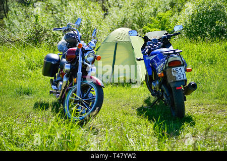 Moto rouge et bleu sur l'herbe verte à la réunion festival de l'été, la Russie Kursk region, Krasnoyarsk, mai 2018 Banque D'Images