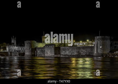 King John's Castle est un château du xiiie siècle situé sur l'île du Roi à Limerick, Irlande, à côté de la rivière Shannon. Bien que le site date de Banque D'Images