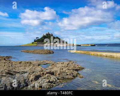 St Michael's Mount à Marazion, Cornwall, UK à marée haute. Banque D'Images