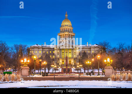 Denver, Colorado, USA à la Colorado State Capitol pendant une nuit les hivers. Banque D'Images