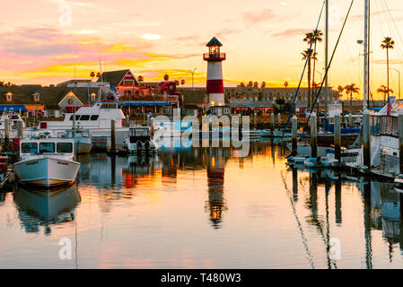 Lever du soleil avec des skis sur le port jaune, Phare et bateaux, de l'eau reflet le ciel. Matin le lever du soleil sur le port. Banque D'Images