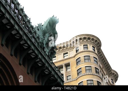 Les gargouilles sur le toit la Harold Washington Library, la branche principale de la Bibliothèque publique de Chicago à Chicago, IL, USA Banque D'Images