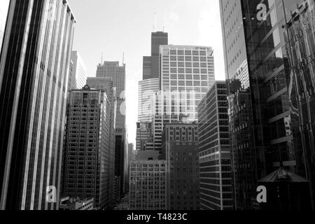 Donnant sur Franklin St, dans le centre-ville de Chicago. La Willis Tower / Sears est dans l'arrière-plan. Banque D'Images