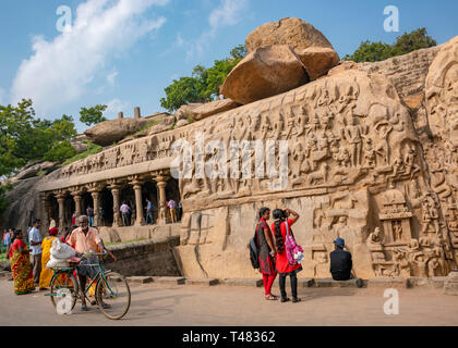 Vue horizontale de la spectaculaire la pénitence d'Arjuna de Mahabalipuram, Inde. Banque D'Images
