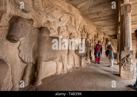 Vue horizontale d'un touriste et de guide touristique à l'intérieur de l'Panchapandava Cave Temple de Mahabalipuram, Inde. Banque D'Images