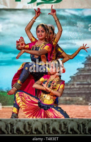 Vue verticale de beaux danseurs d'effectuer au cours de bharatanatyam Pongal fête en Inde. Banque D'Images