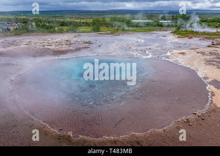 Blesi zone géothermique source chaude à côté de la rivière Hvita dans la vallée de Haukadalur, Islande Banque D'Images