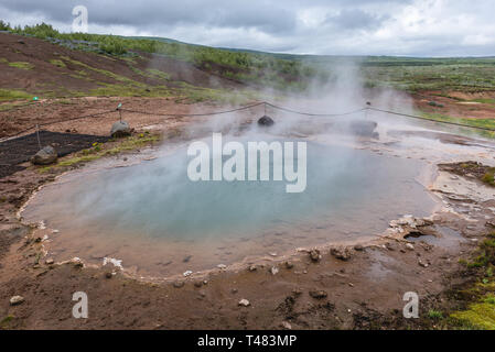 Zone géothermique source chaude à côté de la rivière Hvita dans la vallée de Haukadalur, Islande Banque D'Images