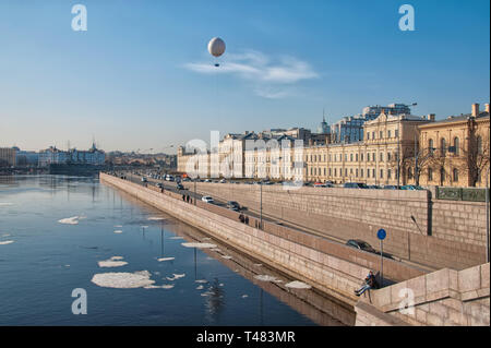 SAINT-Pétersbourg, Russie, le 6 avril 2019 : près de remblai Pirogovskaïa la rivière Neva. Sur l'arrière-plan est l'hélium ballon captif pour l'excursion Banque D'Images