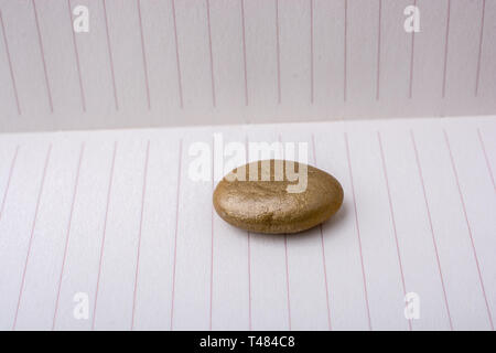 Peu d'or sur la pierre de couleur avec un fond Banque D'Images