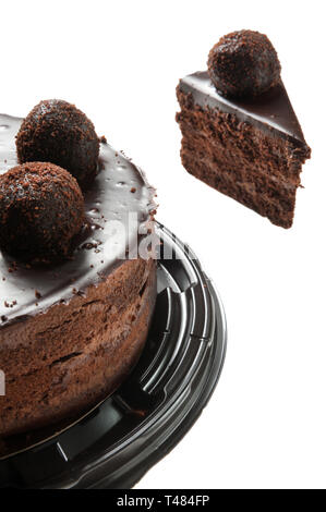 Gâteau au chocolat souffle isolé sur fond blanc Banque D'Images