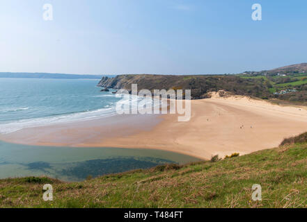 Une vue générale des trois falaises Bay sur la côte sud de la péninsule de Gower dans la ville et le comté de Swansea, Pays de Galles. Banque D'Images