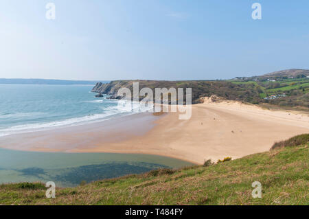 Une vue générale des trois falaises Bay sur la côte sud de la péninsule de Gower dans la ville et le comté de Swansea, Pays de Galles. Banque D'Images