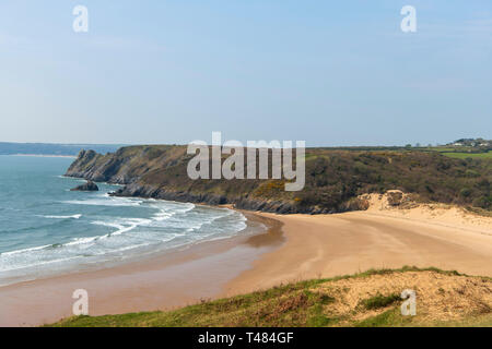 Une vue générale des trois falaises Bay sur la côte sud de la péninsule de Gower dans la ville et le comté de Swansea, Pays de Galles. Banque D'Images