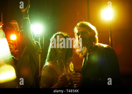 Jeune couple drinking champagne at party Banque D'Images
