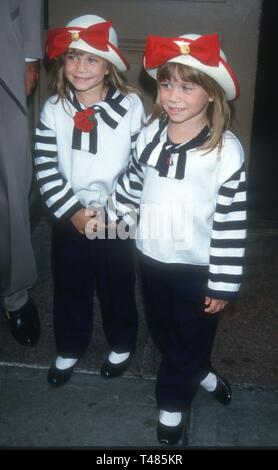 Mary-Kate Olsen et Ashley Olsen 1993 Photo de John Barrett/PHOTOlink Banque D'Images