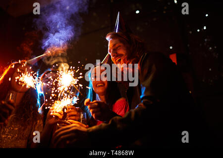 Happy friends celebrating New Year Banque D'Images