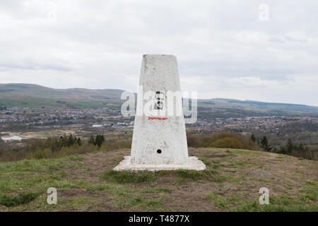 Point de bascule blanc au pochoir graffiti - Colline du Château Fortin, nr Bar Hill Fort, mur d'Antonin, Twechar, East Dunbartonshire, Ecosse, Royaume-Uni Banque D'Images