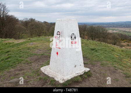 Point de bascule blanc au pochoir graffiti - Colline du Château Fortin, nr Bar Hill Fort, mur d'Antonin, Twechar, East Dunbartonshire, Ecosse, Royaume-Uni Banque D'Images