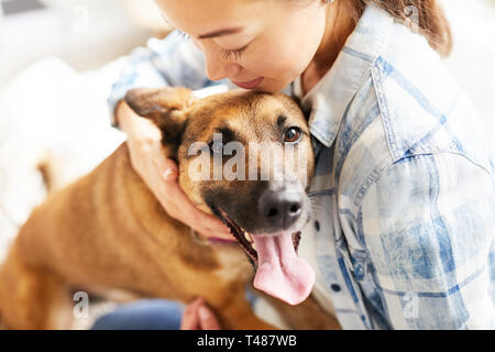 Young Woman Embracing Dog Banque D'Images