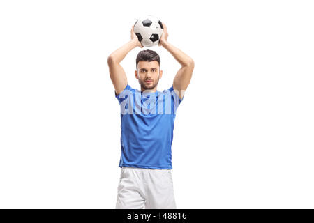 Joueur de football en tenant une remise en jeu isolé sur fond blanc Banque D'Images