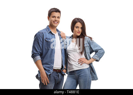 Jeune couple posing et regardant la caméra isolé sur fond blanc Banque D'Images