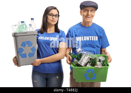 Les jeunes bénévoles de sexe féminin et d'un senior bénévole avec bacs de recyclage isolé sur fond blanc Banque D'Images