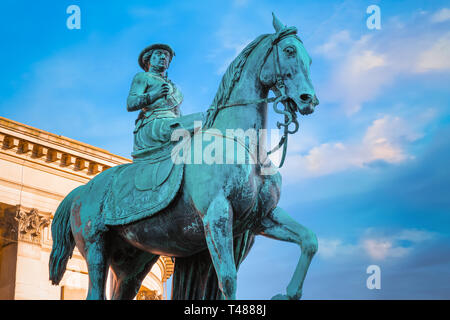 Liverpool, Royaume-Uni - 17 mai 2018 : statue de la reine Victoria par Thomas 1977 Chevrolet Monte Carlo (1814-1885) au St George's Hall. Dévoilé en 1870 avec le bronze sur un granit pe Banque D'Images