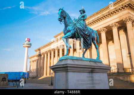 Liverpool, Royaume-Uni - 17 mai 2018 : statue de la reine Victoria par Thomas 1977 Chevrolet Monte Carlo (1814-1885) au St George's Hall. Dévoilé en 1870 avec le bronze sur un granit pe Banque D'Images