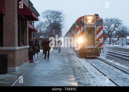 Hinsdale chicago Illinois united states america usa metra train passager au début de l'heure de pointe de la plateforme de la gare banlieue ville neige occupé Banque D'Images