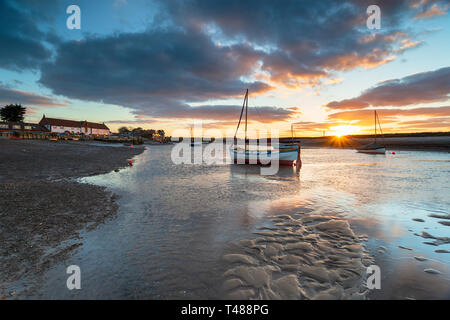 Beau coucher du soleil à Burnham Overy Staithe un joli village de pêcheurs sur la côte de Norfolk Banque D'Images