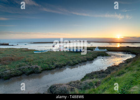 Bateaux de pêche sur la rivière Alde à Aldeburgh sur la côte du Suffolk Banque D'Images