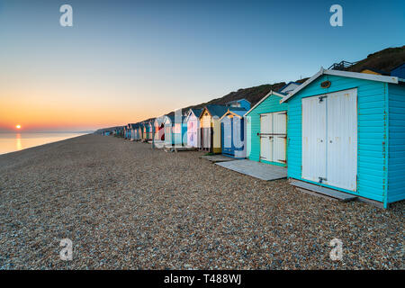 Cabines colorées à Milford on Sea sur la côte Hampshire Banque D'Images