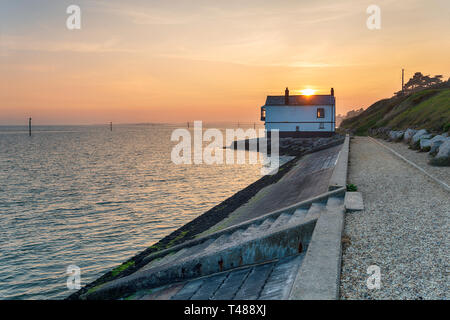 Un chalet sur la plage de la Barca sur le bord de la New Forest sur la côte Hampshire Banque D'Images