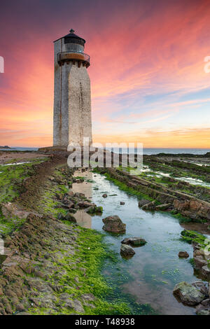 Superbe lever de soleil sur le phare à Southerness sur la côte d'Écosse Galloway Banque D'Images