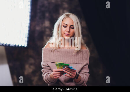 Woman's hands holding Etui en cuir marron avec de nouveaux billets valeur nominale 200 roubles. Fédération de l'argent comptant. Banque D'Images