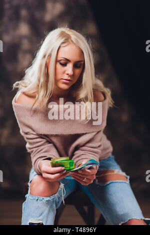 Woman's hands holding Etui en cuir marron avec de nouveaux billets valeur nominale 200 roubles. Fédération de l'argent comptant. Banque D'Images