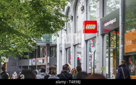 PRAGUE, Tchéquie - 12Avril 2019 : Le logo Lego rouge à l'extérieur du Musée et magasin au centre-ville de Prague Banque D'Images