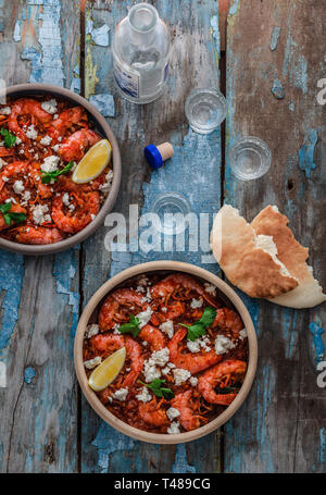 Crevettes saganaki de feta sur une plaque sur une table Banque D'Images