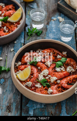 Crevettes saganaki de feta sur une plaque sur une table Banque D'Images