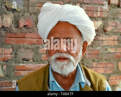 Chef de Tribu du désert de Thar porte sa signature, une coiffe turban Rajasthani blanc (pagari) et pose pour la caméra. Banque D'Images