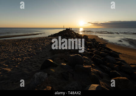Boulder Beach pier coucher de soleil avec des couleurs orange et rouge vif sur la mer Baltique - Tuja, Lettonie - Avril 13, 2019 Banque D'Images