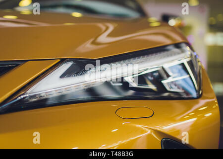 Série d'esthétique automobile : Nettoyer les phares de voiture sport jaune. Banque D'Images