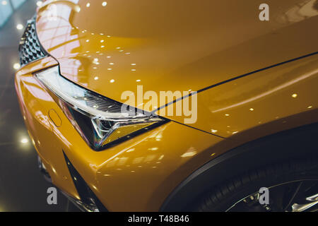 Série d'esthétique automobile : Nettoyer les phares de voiture sport jaune. Banque D'Images